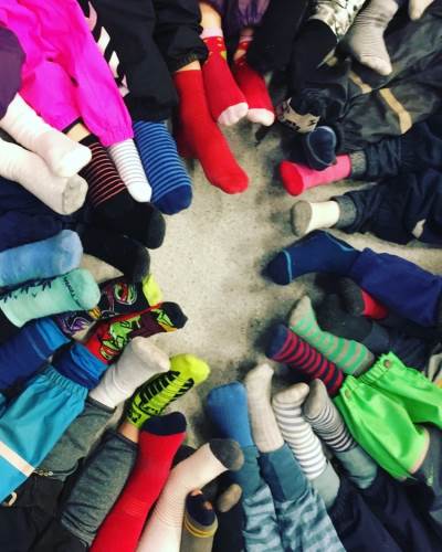 Illustrasjon av barn som markerer rockesokk.